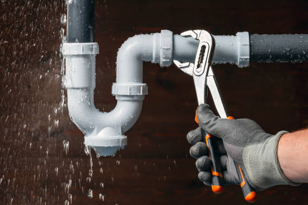 Professional Emergency Plumber technician working in Colbert, OK